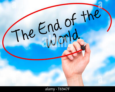 Mann Hand schreiben ans Ende der Welt mit schwarzem Marker auf visuelle Bildschirm Stockfoto