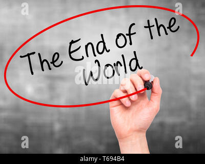 Mann Hand schreiben ans Ende der Welt mit schwarzem Marker auf visuelle Bildschirm Stockfoto