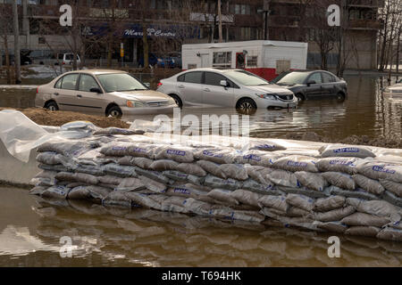 Pierrefonds-Roxboro, Quebec, Kanada - 29 April 2019: Autos im Frühjahr Hochwasser überflutet Stockfoto