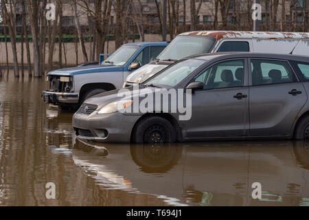 Pierrefonds-Roxboro, Quebec, Kanada - 29 April 2019: Autos im Frühjahr Hochwasser überflutet Stockfoto