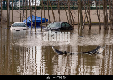 Pierrefonds-Roxboro, Quebec, Kanada - 29 April 2019: Autos im Frühjahr Hochwasser überflutet Stockfoto