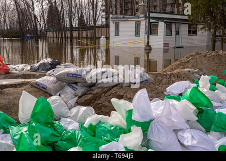 Pierrefonds-Roxboro, Quebec, Kanada - 29 April 2019: Haus durch Wasser im Frühjahr Hochwasser überschwemmt, mit Sandsäcken in der foregroung. Stockfoto