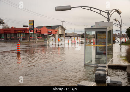 Pierrefonds-Roxboro, Quebec, Kanada - 29 April 2019: Street im Frühjahr Hochwasser überflutet Stockfoto