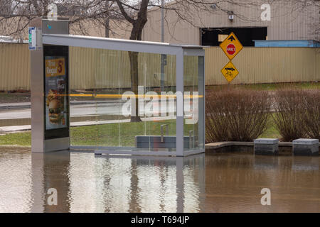 Pierrefonds-Roxboro, Quebec, Kanada - 29 April 2019: versenkt Bushaltestelle im Frühjahr Hochwasser Stockfoto