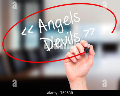 Mann Hand schreiben Engel - Teufel mit schwarzem Marker auf visuelle Bildschirm. Stockfoto