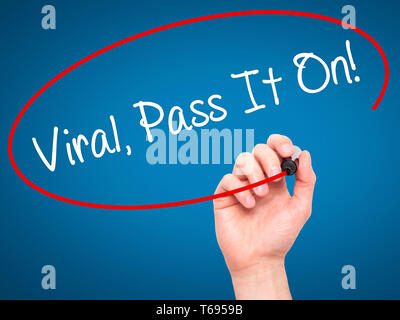 Mann Hand schreiben Virale, pass auf! Mit schwarzem Marker auf visuelle Bildschirm. Stockfoto