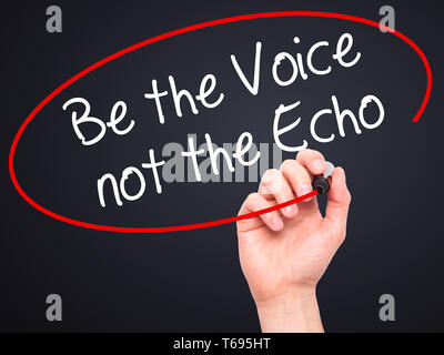 Mann Hand schreiben die Stimme, nicht das Echo mit schwarzem Marker auf visuelle Bildschirm. Stockfoto