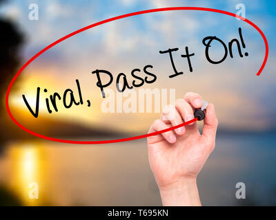 Mann Hand schreiben Virale, pass auf! Mit schwarzem Marker auf visuelle Bildschirm. Stockfoto