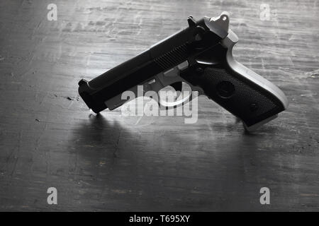 Holz Spielzeug Pistole auf schwarzem Hintergrund Stockfoto