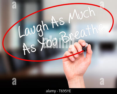 Mann Hand schreiben Lachen so viel wie Sie atmen mit schwarzem Marker auf visuelle Bildschirm. Stockfoto