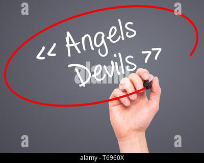 Mann Hand schreiben Engel - Teufel mit schwarzem Marker auf visuelle Bildschirm. Stockfoto