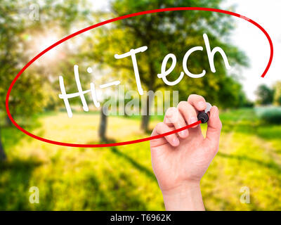 Hand Hi-Tech schreiben mit schwarzem Marker auf visuelle Bildschirm. Stockfoto
