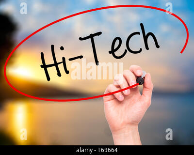 Hand Hi-Tech schreiben mit schwarzem Marker auf visuelle Bildschirm. Stockfoto