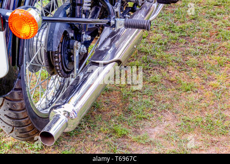 Motorrad Hinterreifen mit Auspuff, Schalldämpfer Stockfoto