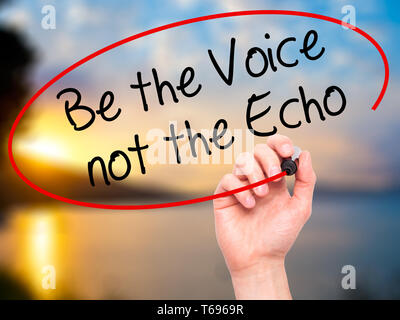 Mann Hand schreiben die Stimme, nicht das Echo mit schwarzem Marker auf visuelle Bildschirm. Stockfoto