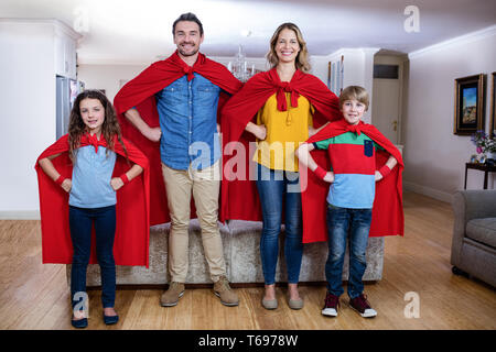 Porträt einer Familie, die vorgibt, Superheld im Wohnzimmer Stockfoto