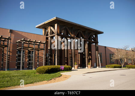 Der vordere Eingang zum Indianapolis Arts Center, einer Galerie und Kunstschule an der North College Avenue in Indianapolis, Indiana, USA. Stockfoto