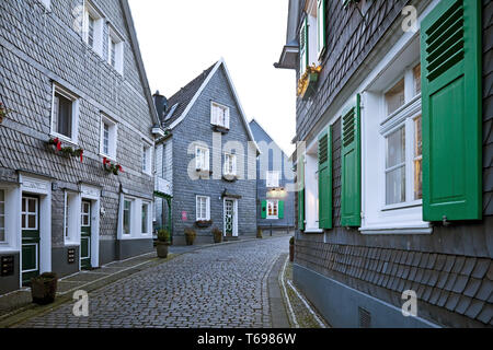 Historische Altstadt von gräfrath mit Schiefergedeckten Fachwerkhäusern, Solingen, Bergisches Land, Deutschland Stockfoto