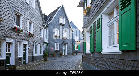 Historische Altstadt von gräfrath mit Schiefergedeckten Fachwerkhäusern, Solingen, Bergisches Land, Deutschland Stockfoto