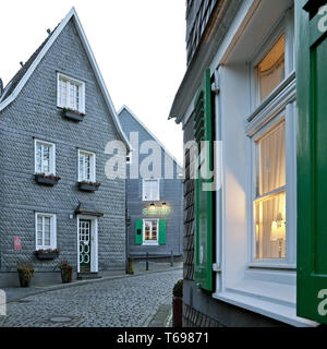 Historische Altstadt von gräfrath mit Schiefergedeckten Fachwerkhäusern, Solingen, Bergisches Land, Deutschland Stockfoto