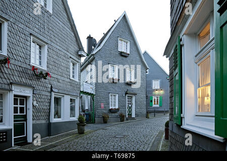 Historische Altstadt von gräfrath mit Schiefergedeckten Fachwerkhäusern, Solingen, Bergisches Land, Deutschland Stockfoto