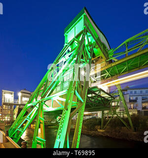 Beleuchtete Wuppertaler Schwebebahn station Werther Brücke, Nordrhein-Westfalen, Deutschland Stockfoto