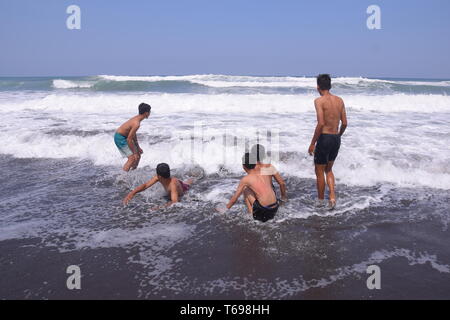 Pantai Jatimalang, spielt Wasser am Strand ist sehr angenehm, plus sehen die traditionelle Fischerei activitiesblue Stockfoto