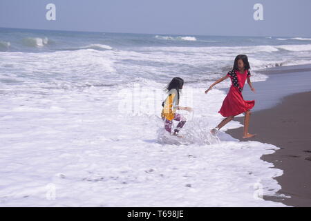 Pantai Jatimalang, spielt Wasser am Strand ist sehr angenehm, plus sehen die traditionelle Fischerei activitiesblue Stockfoto