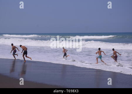 Pantai Jatimalang, spielt Wasser am Strand ist sehr angenehm, plus sehen die traditionelle Fischerei activitiesblue Stockfoto