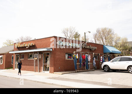 Ein Vintage-Bekleidungsgeschäft an der East 64th Street in der Nachbarschaft Von Broad Ripple in Indianapolis, Indiana, USA. Stockfoto