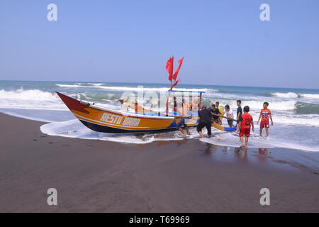 Pantai Jatimalang, spielt Wasser am Strand ist sehr angenehm, plus sehen die traditionelle Fischerei activitiesblue Stockfoto