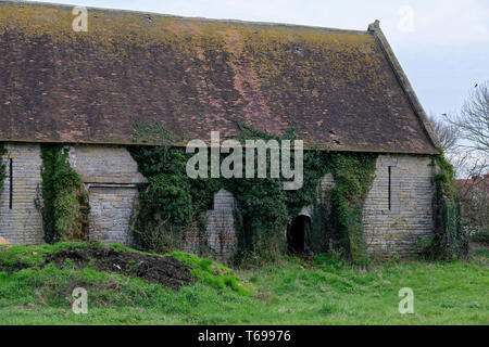 Hartpury Zehntscheune; Gloucestershire, Vereinigtes Königreich Denkmalgeschützte Zehntscheune der Abtei aus dem 15. Jahrhundert Stockfoto