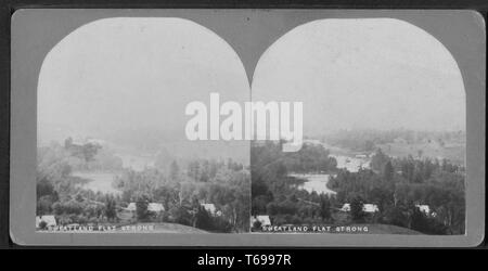 Eine Reihe von Schwarzen und Weißen stereoskopische Fotos, geschossen von einem hohen Aussichtspunkt, über Sweatland Flach, Stark, in Franklin County, Maine, USA suchen; auf einem grauen oder schwarzen Hintergrund, mit einem Graustufen Kalibrator sichtbar über dem Bild, 1910. Von der New York Public Library. () Stockfoto