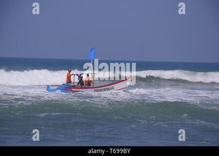 Pantai Jatimalang, spielt Wasser am Strand ist sehr angenehm, plus sehen die traditionelle Fischerei activitiesblue Stockfoto