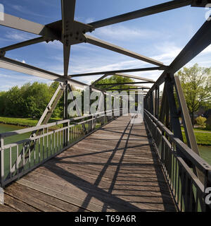 Dortmund Ems Kanal mit historischen Brücke Bevergerner Steg, Hoerstel, Nordrhein-Westfalen, Deutschland Stockfoto