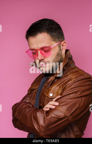 Bild von schweren Brunet in rosa Brille und Lederjacke mit verschränkten Armen Stockfoto