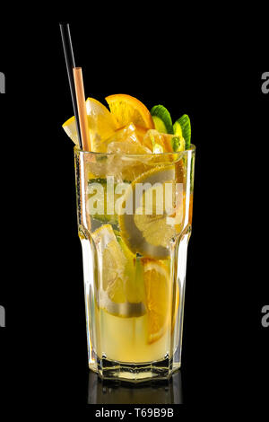 Glas aus Himbeeren, Kiwi, Zitrone eis Limonade auf schwarzem Hintergrund Stockfoto