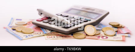 Gruppe von Euro Banknoten mit Taschenrechner Stockfoto