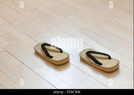 Paar Traditionelle Japanische Sandalen auf alten Holzboden. Stockfoto