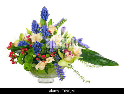 Blumenstrauß aus Orchideen und anderen Blumen in Glasvase isoliert. Stockfoto