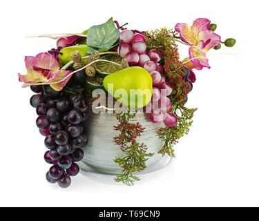 Zusammensetzung von künstlichen Blumen und Früchten. Stockfoto