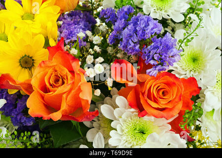 Blumenstrauß aus Gerbera, Rosen und anderen Blumen. Stockfoto