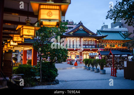 Kanda Myojin Heiligtum ist in fußläufiger Entfernung von Akihabara und sehr populär unter technophil und otaku Menschen. Tokio, Japan Stockfoto