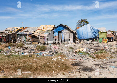 Blick auf die Umgebung, wo Menschen durch dump Kommissionierung für Produkte live in gestochen Meanchey kommunalen Mülldeponie in Phnom Penh, Kambodscha zu verkaufen Stockfoto