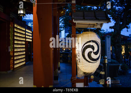 Kanda Myojin Heiligtum ist in fußläufiger Entfernung von Akihabara und sehr populär unter technophil und otaku Menschen. Tokio, Japan Stockfoto