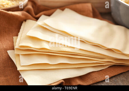 Ungekocht Lasagne Pasta auf den Tisch, Nahaufnahme Stockfoto