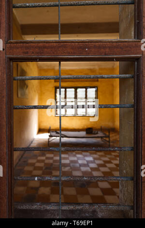 Blick aus Schlafzimmer mit Balken auf Fenster Phnom Penh Kambodscha Stockfoto