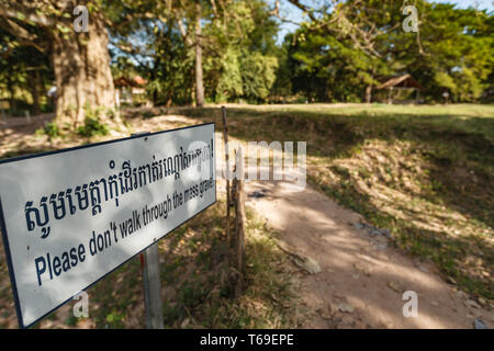 Ein Zeichen am Denkmal in Phnom Penh an die Opfer der Roten Khmer an einem Massengrab, Kambodscha Stockfoto