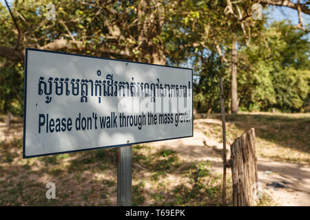 Ein Zeichen am Denkmal in Phnom Penh an die Opfer der Roten Khmer an einem Massengrab, Kambodscha. Stockfoto