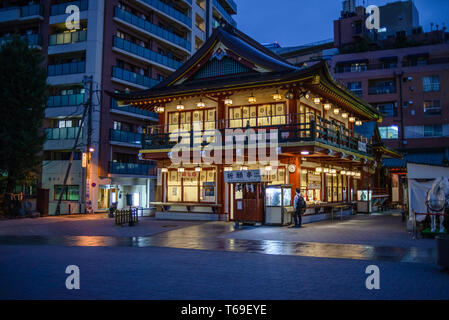 Kanda Myojin Heiligtum ist in fußläufiger Entfernung von Akihabara und sehr populär unter technophil und otaku Menschen. Tokio, Japan Stockfoto